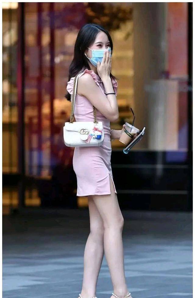 颜色|复古款粉色连衣裙，凸显白嫩肌肤，给人温婉可人的感觉