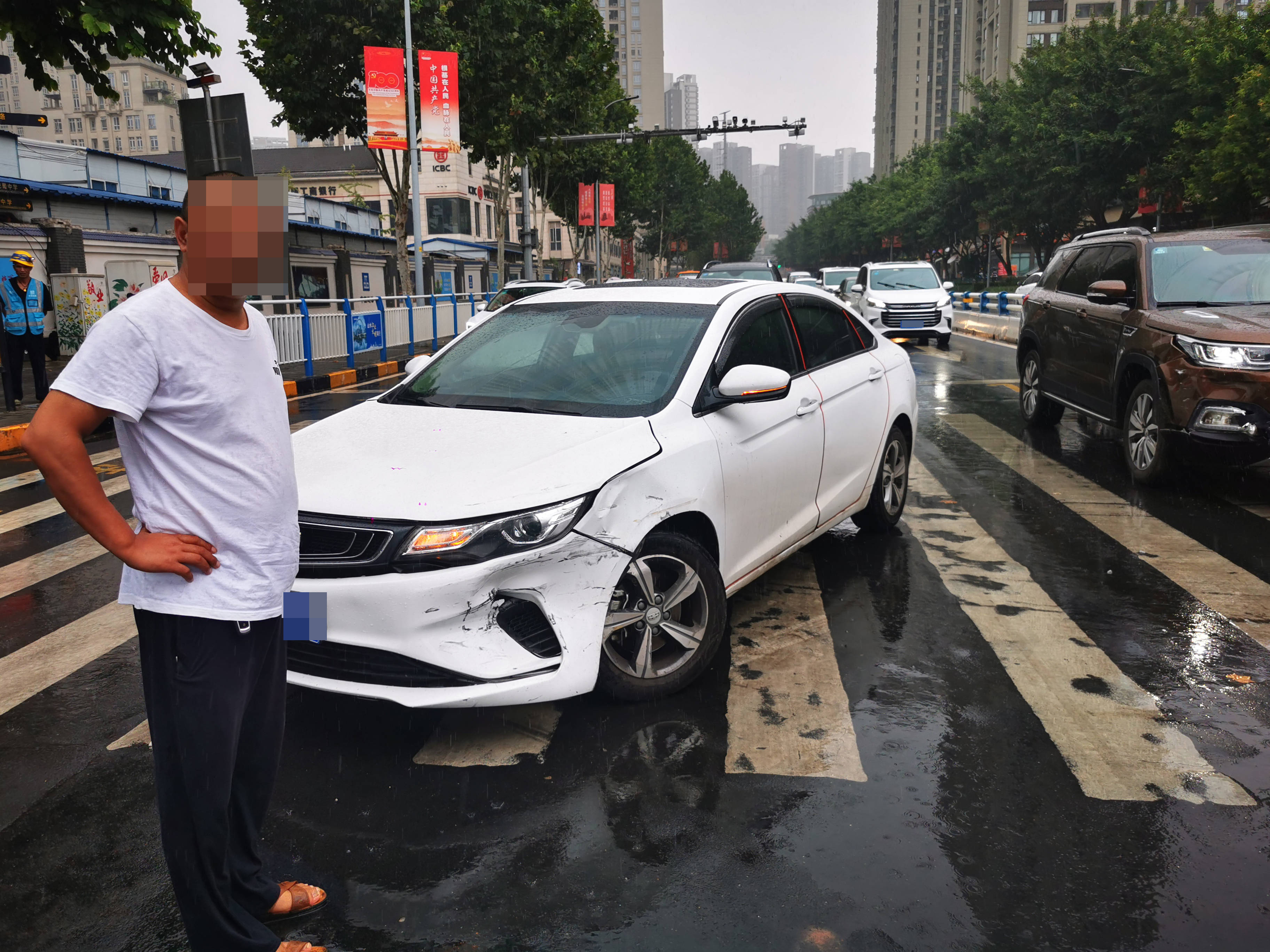 雨天轻微撞车事故图片图片