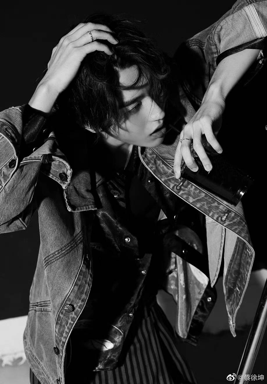 蔡徐坤黑白条纹氛围感大片