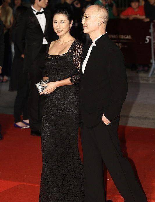 曲线|叶倩文真是不服老,穿这么“紧”的蕾丝裙,好在一点赘肉都没有