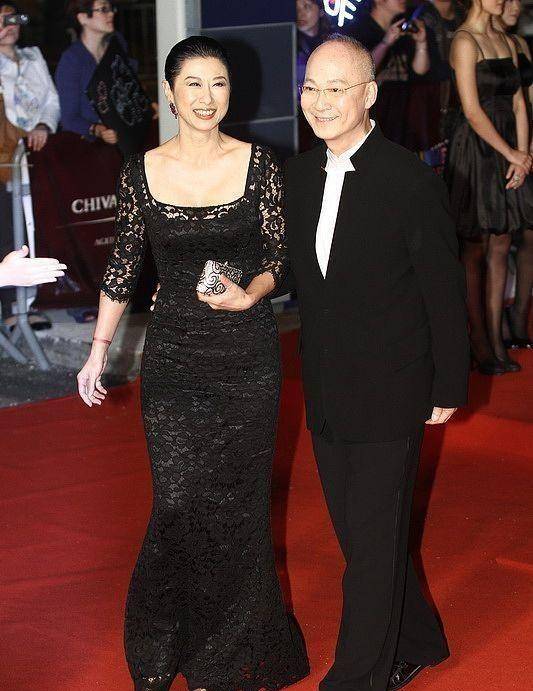 曲线|叶倩文真是不服老,穿这么“紧”的蕾丝裙,好在一点赘肉都没有