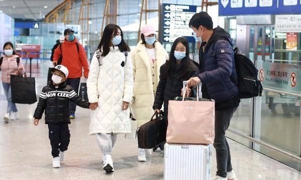 佟大为|佟大为一家五口现身机场，两女一儿好幸福，老婆生仨娃身材没走样
