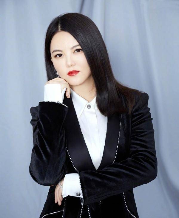 大衣|李湘真是瘦了，和女儿一起减肥成功，母女俩背影太相似