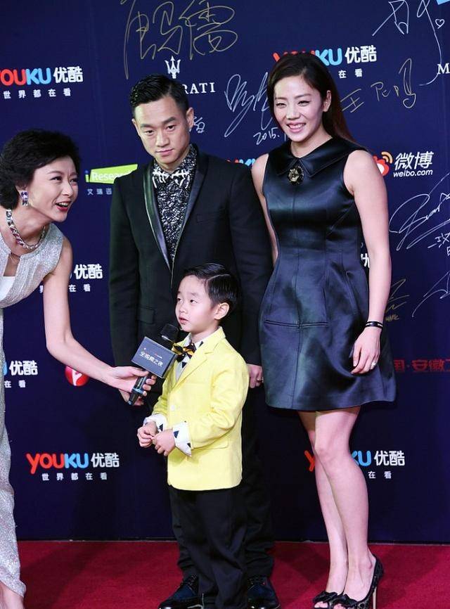 身材|体操冠军杨威的妻子不愧也是运动员,身材保持得真好,看不出赘肉
