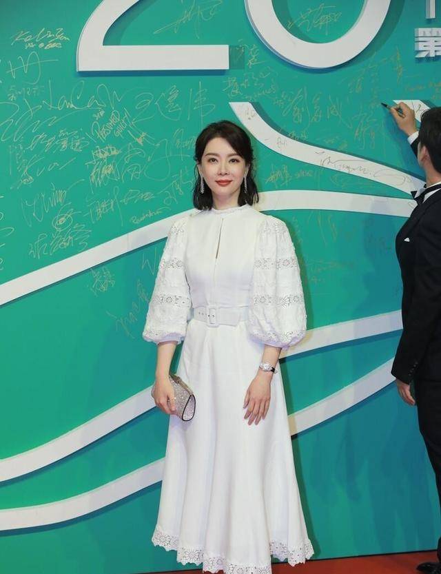 材质|陈数的气质真够绝的，一袭长裙优雅又高贵，看着发量也挺多