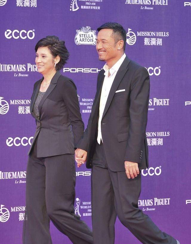 老公|幸福的女人真美，戚美珍和老公在一起笑容藏不住，一脸幸福的样子