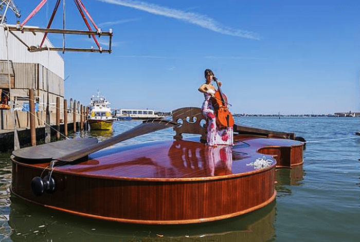 艺术家打造巨型小提琴浮船