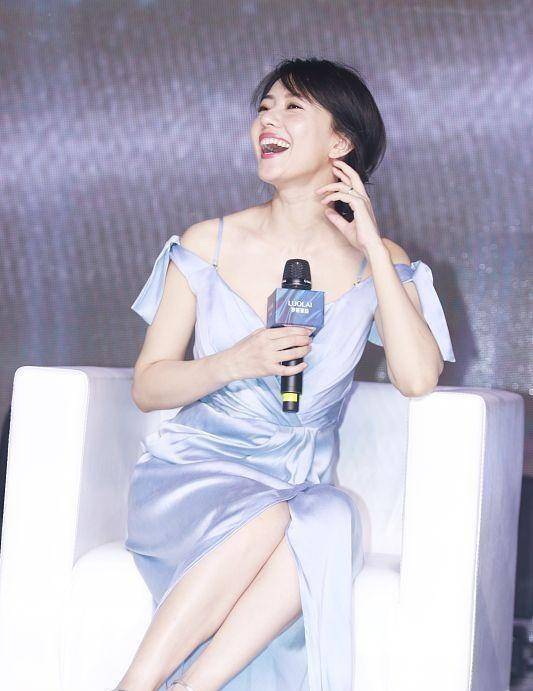 李小冉|李小冉出席活动穿得似新娘，和高圆圆秀姐妹情，两人都很美