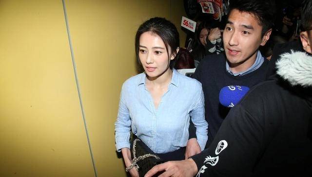高圆圆赵又廷虽然是姐弟恋但手拉手出行真登对高圆圆看着真嫩