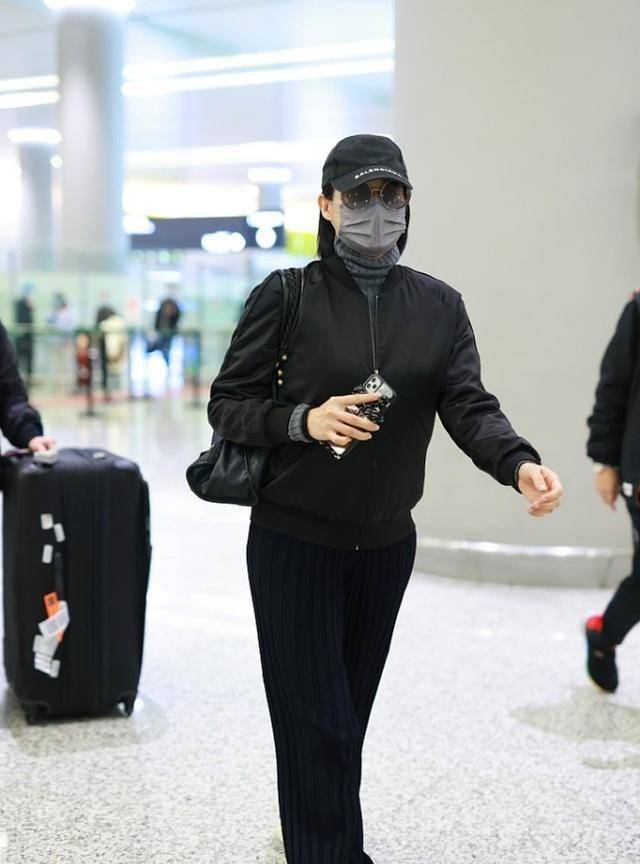 黑色|胡杏儿为捞金挺7月孕肚走机场，轻装上阵有经验，看不出是第三胎