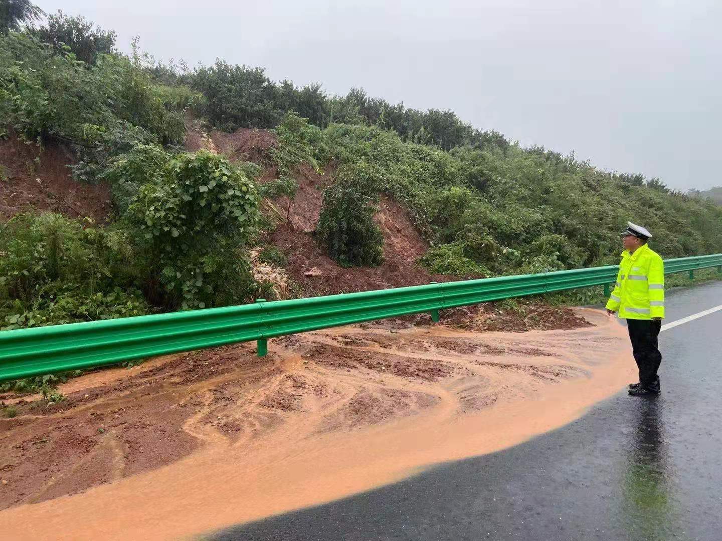 暴雨导致枣石高速多处泥石流请过往司机注意交通安全