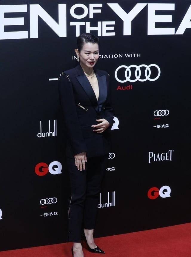 黑色|胡杏儿为捞金挺7月孕肚走机场，轻装上阵有经验，看不出是第三胎