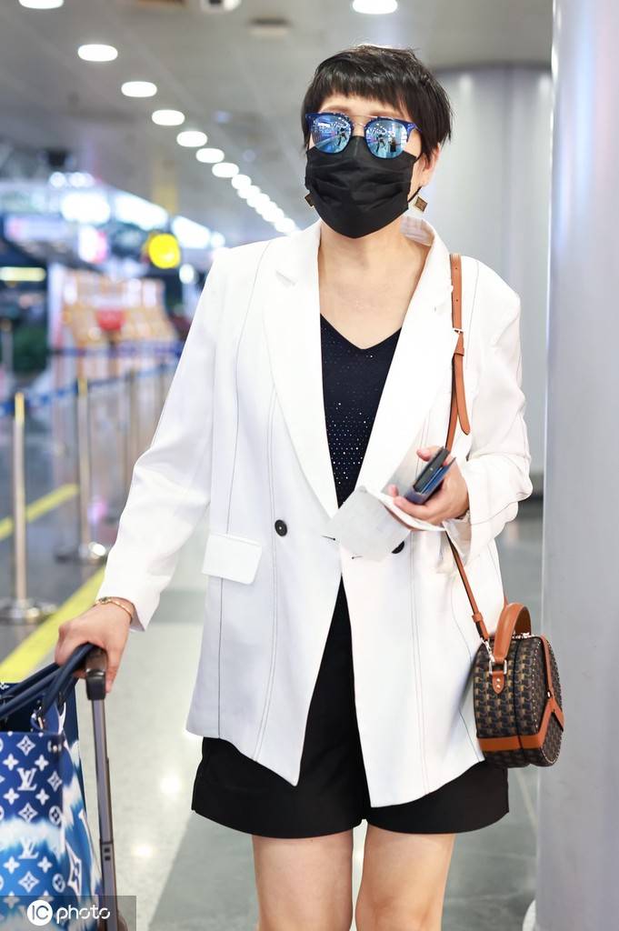 张凯丽身穿白色西装外套搭配黑色短裤干净清爽