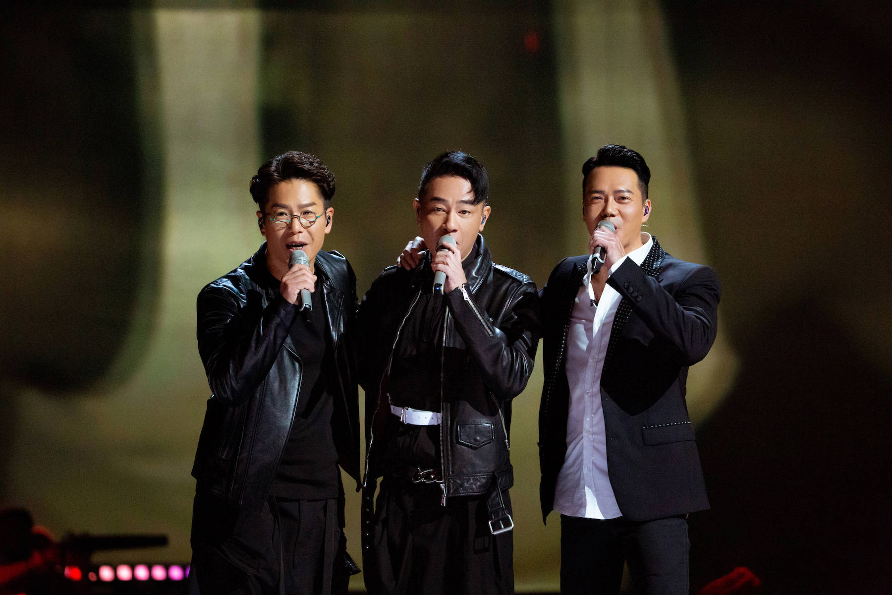 陈小春,谢天华,林晓峰三人再聚首分别演唱了《叱咤红人》,《原来你