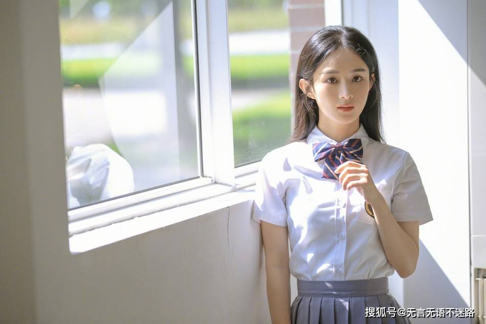 校园|赵丽颖重回校园化身元气学院风少女，清新文艺白衣短裙制服着身，明媚动人