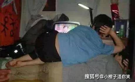 爆笑時刻：妹子，你這褲子確定沒有穿錯麼 搞笑整蠱 第3张