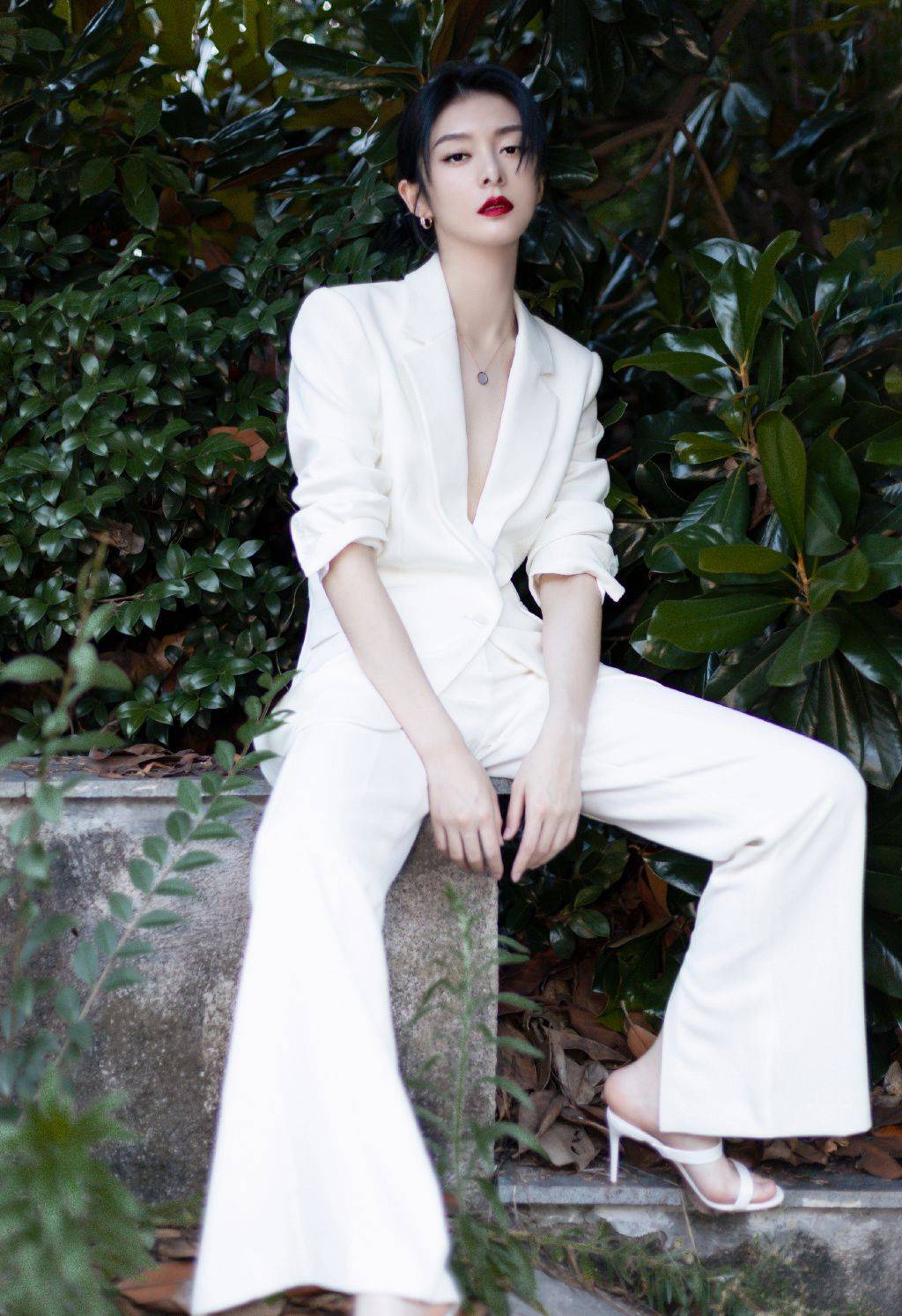 傅菁全白西服真空写真,酷帅造型尽显女王范