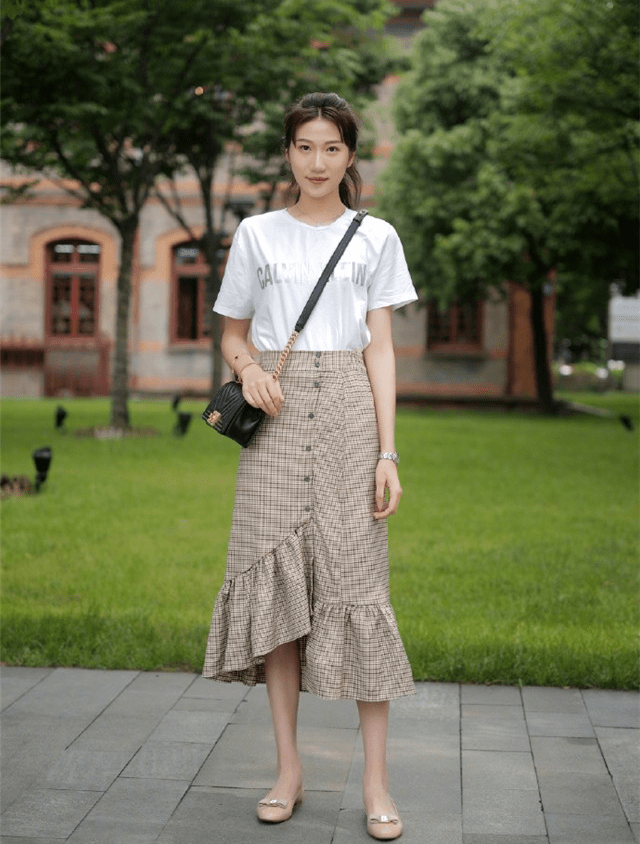 图案|离开裤子的T恤，搭“半身长裙”更洋气显瘦