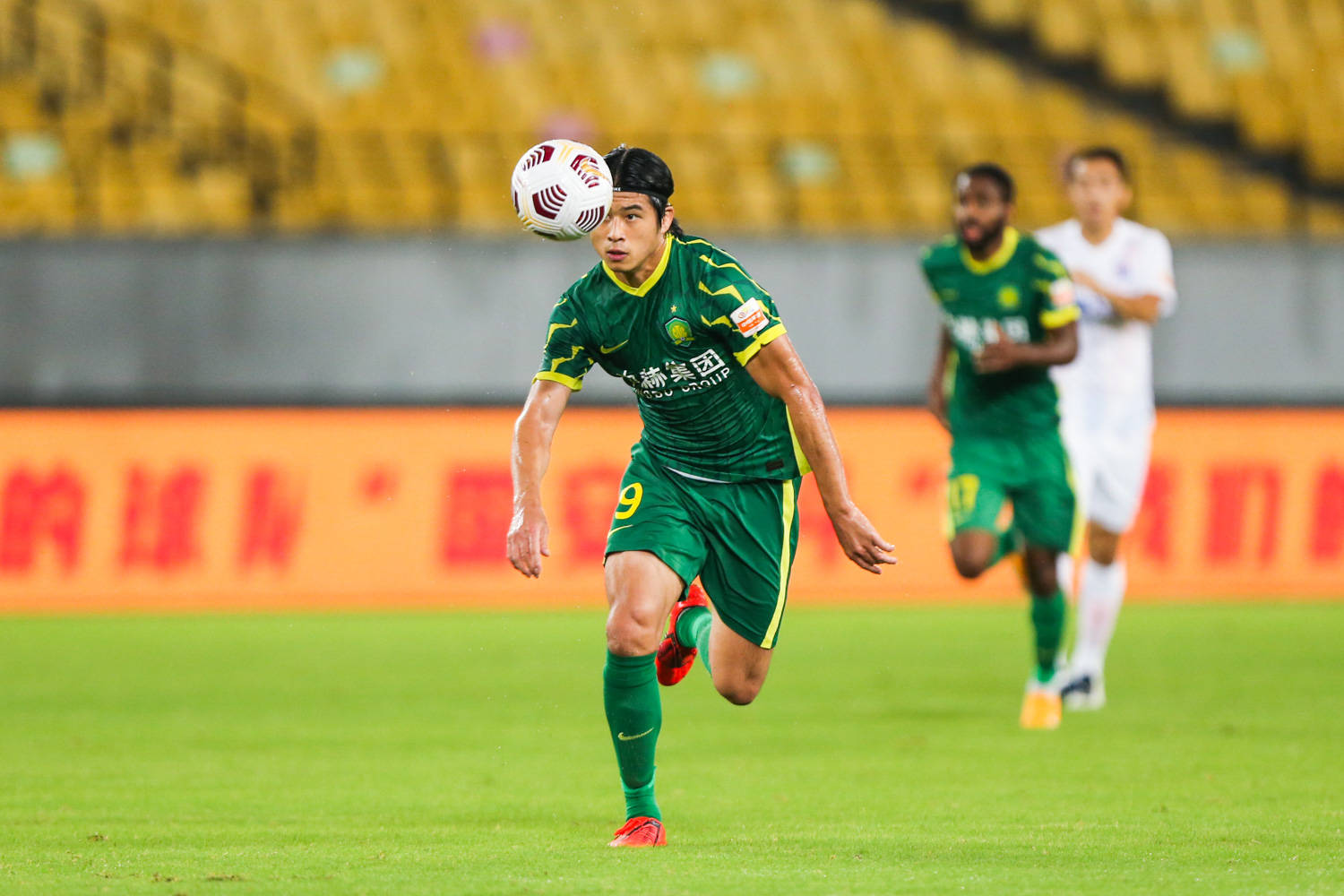 高清图:国安4-2申花 张玉宁闪电破门开心庆祝