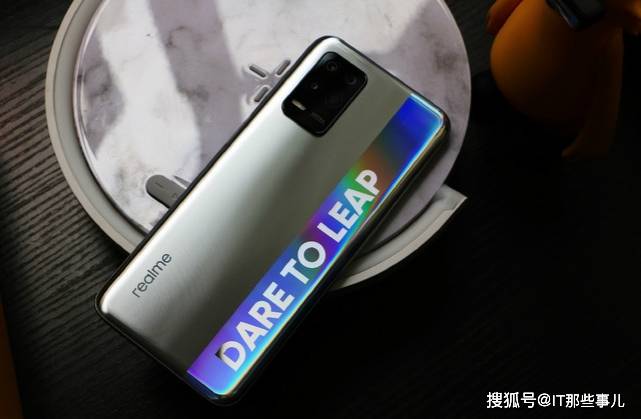 新生|预算不超过2000元 大一新生怎么选手机？价格不贵还好用