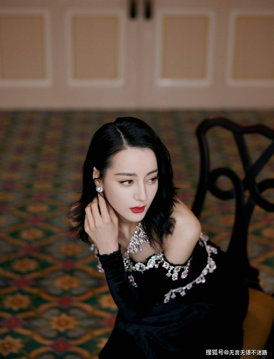 丝绒|迪丽热巴，一袭黑丝绒公主裙，高贵优雅