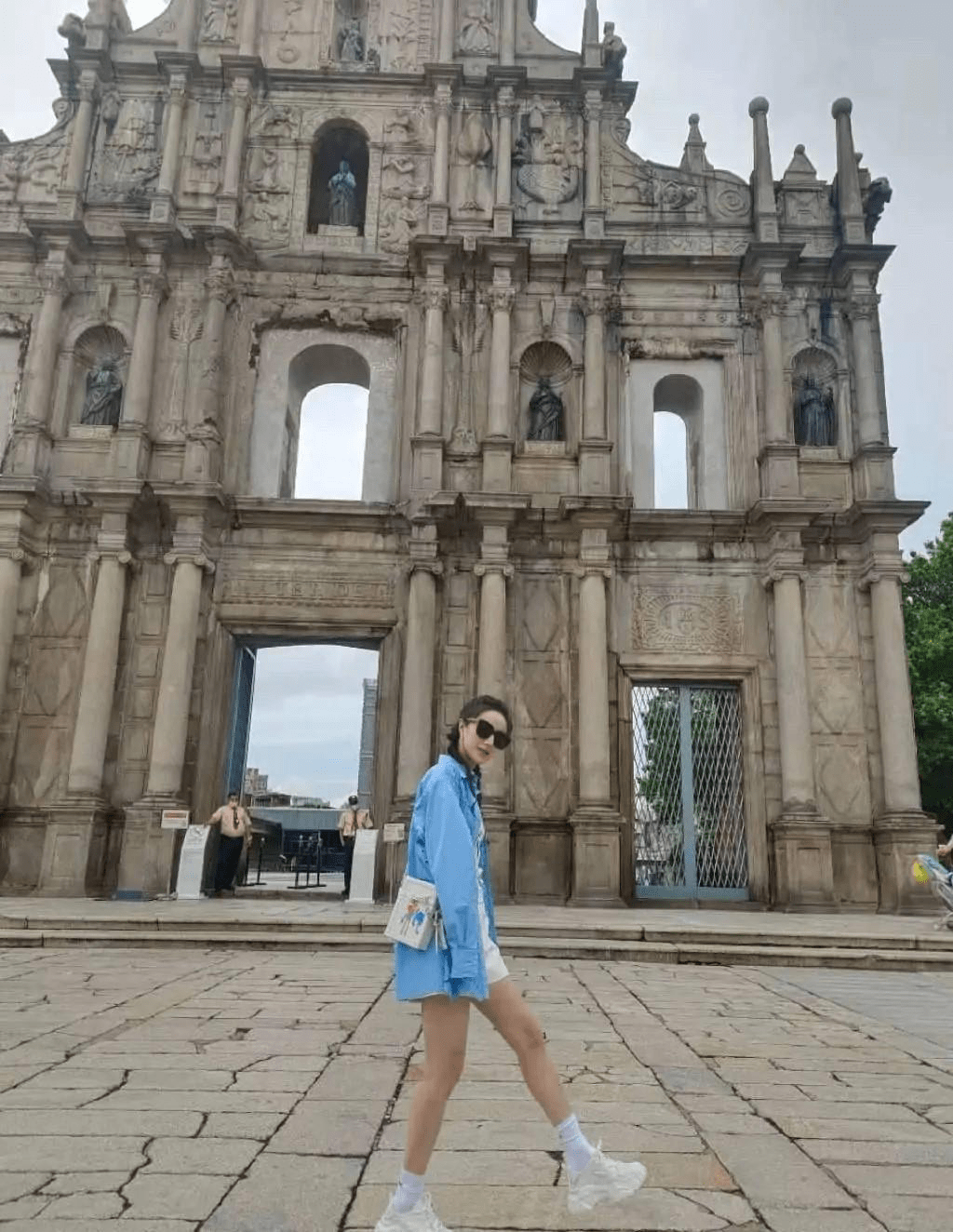 身材|薇娅人红更会穿，衬衫玩下半身失踪，往矮了拍都藏不住大长腿线条