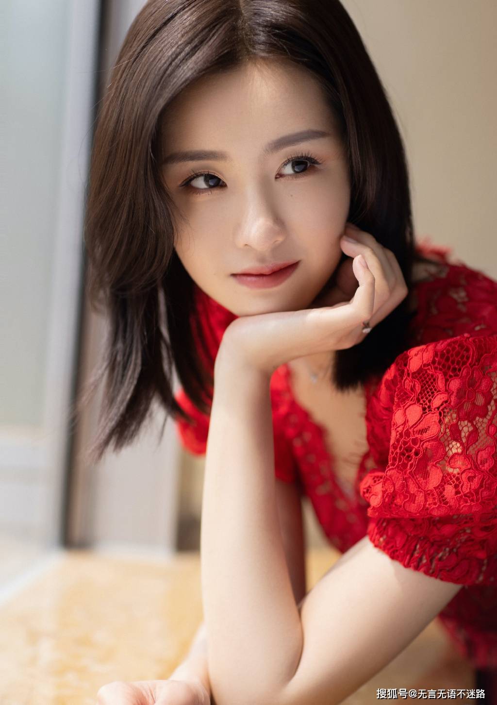 气息|陈都灵，性感红色蕾丝连衣裙着身，青春气息十足