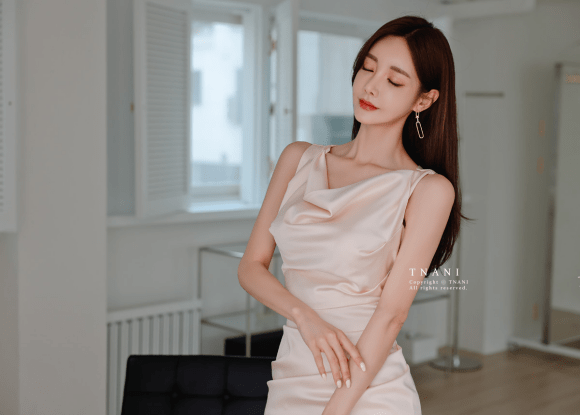 真丝|女神孙允珠高清时尚搭配：爱丁堡缀花夏桂奶茶真丝衣裙