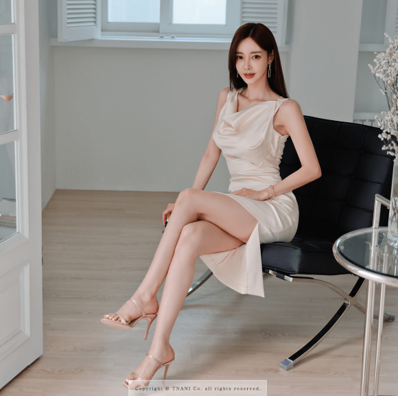 真丝|女神孙允珠高清时尚搭配：爱丁堡缀花夏桂奶茶真丝衣裙