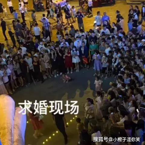 爆笑圖片：求婚現場發現有一名,圍觀群眾不對勁！ 搞笑整蠱 第7张