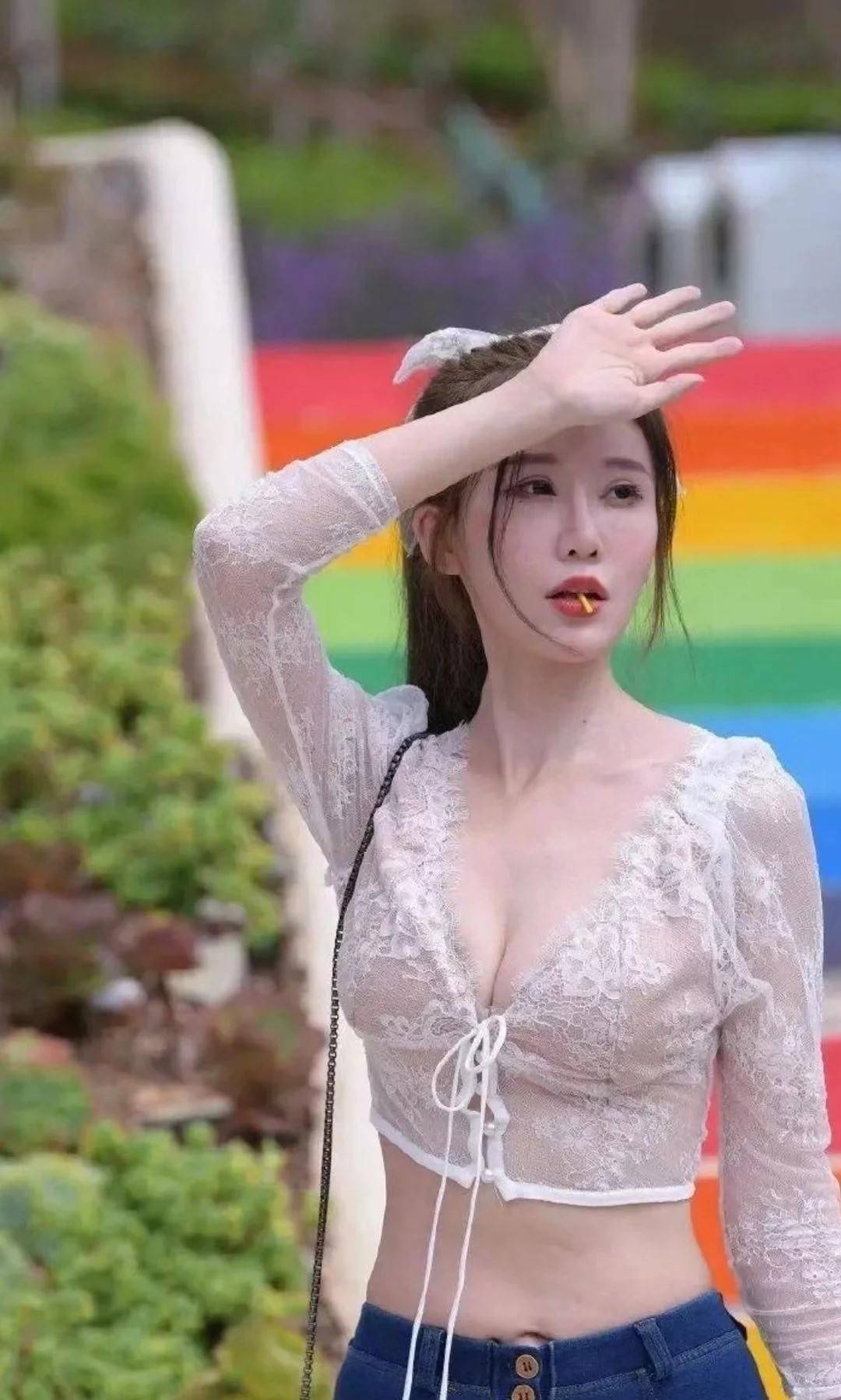 显得|V领露脐上衣搭配紧身牛仔裤，简约大气，女神范十足！