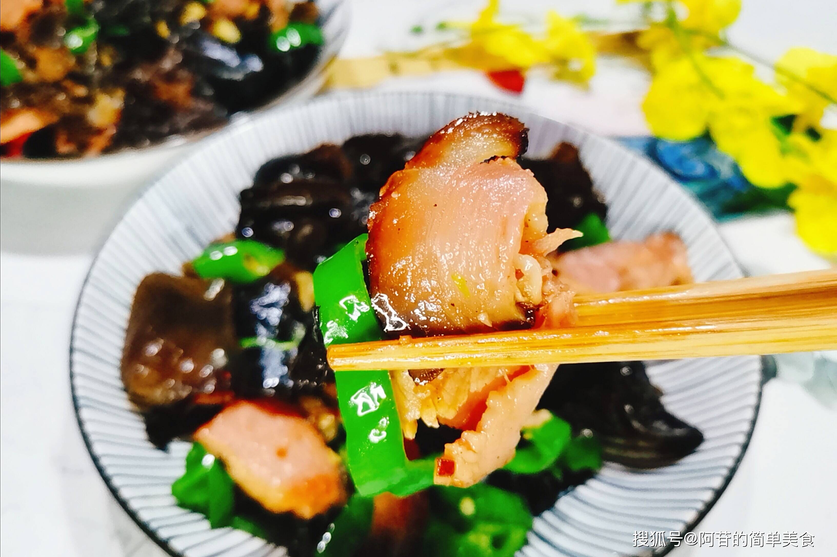 原创油润的腊肉用来炒木耳咸香适口又不干下饭真的太合适了