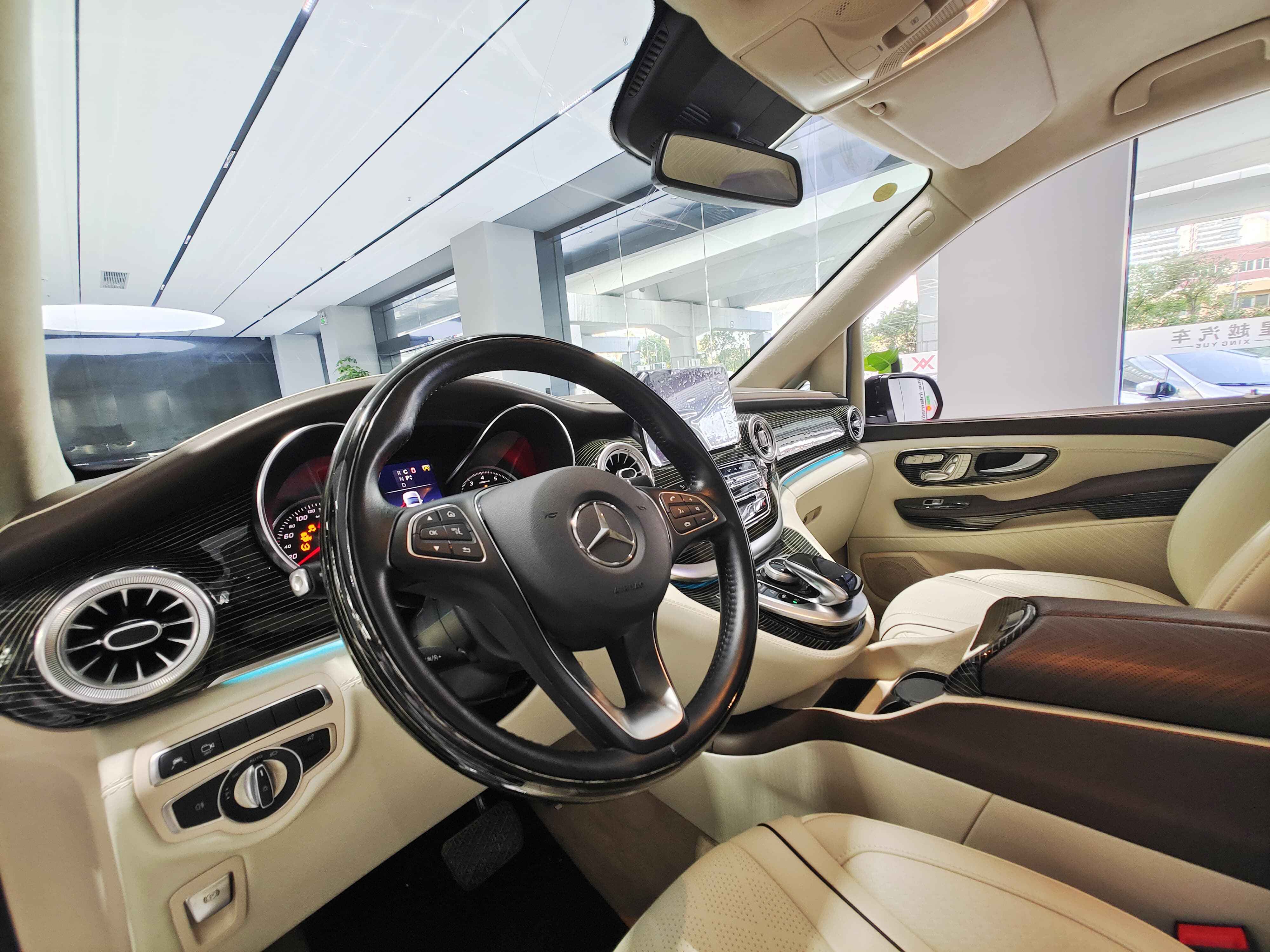 奔驰银河满天星v260l高端的商务车往往提供最朴实的舒适体验