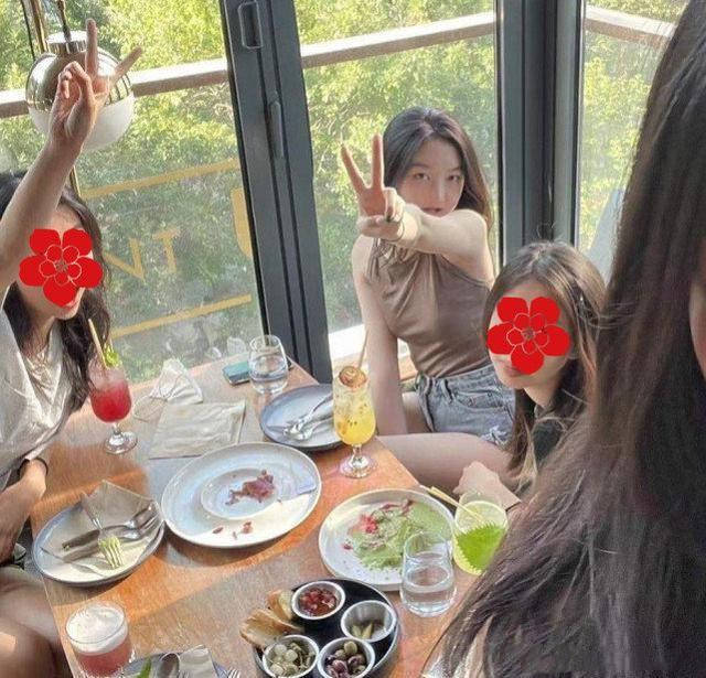 身材|王菲女儿晒闺蜜照，15岁的李嫣聚会犹如名媛聚会