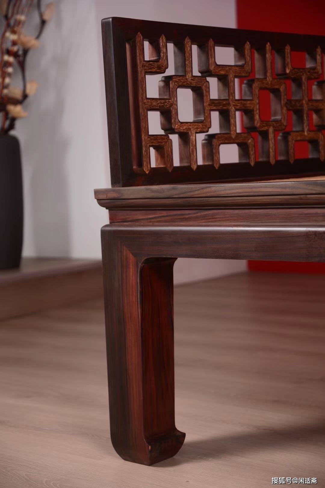 坐卧随心,大红酸枝镶沉香木,十字云簇纹罗汉床_家具