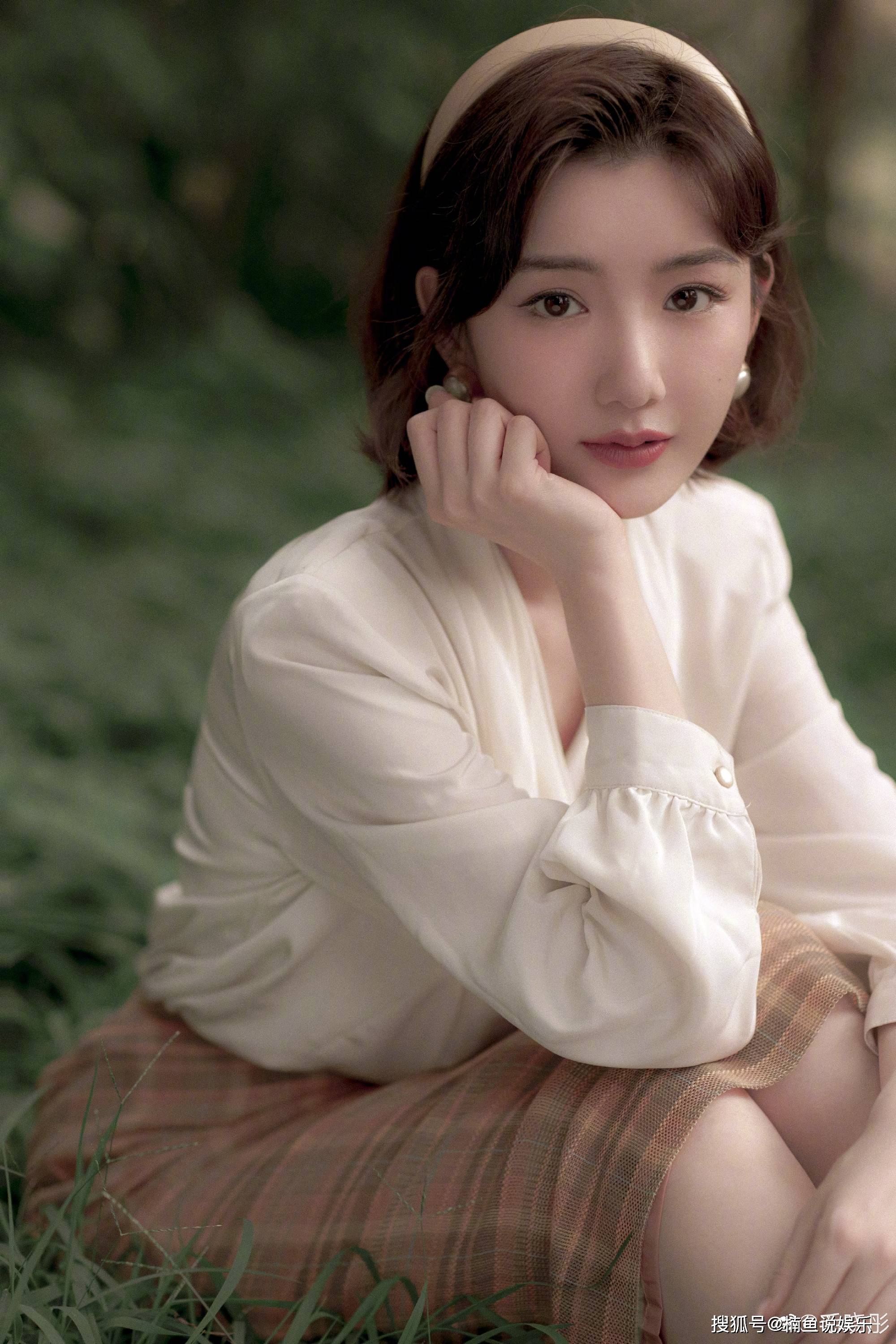 年代|毛晓彤复古写真太美了!90年代厂花既视感,氛围感穿搭美得过分