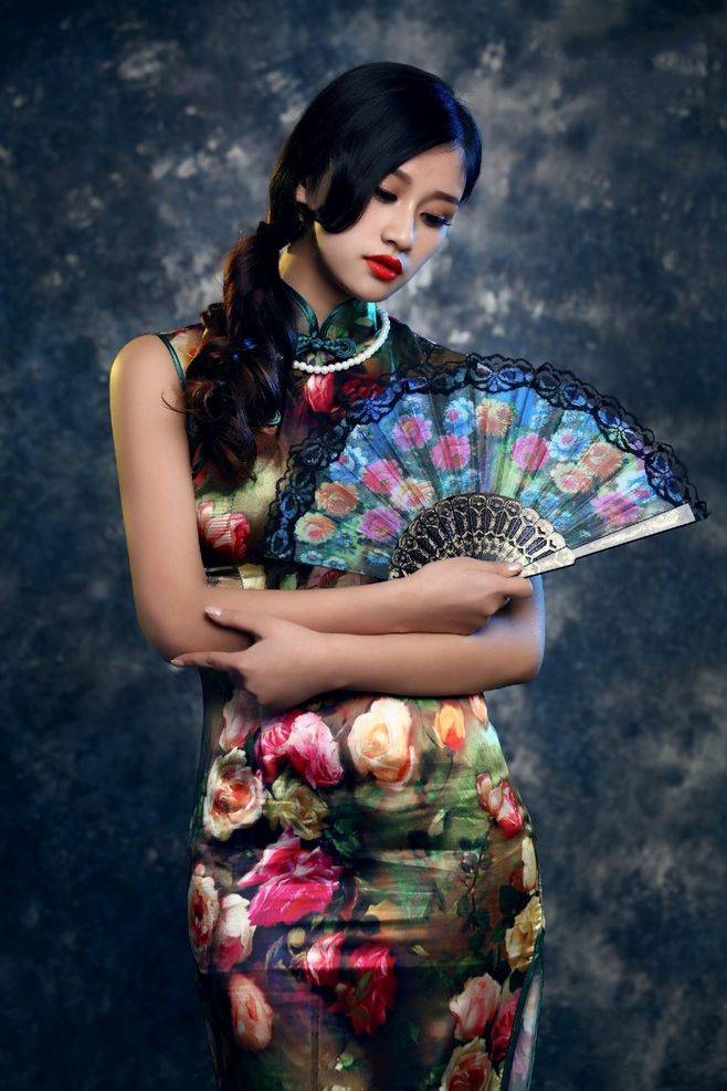双肩|妩媚的旗袍，离不开优雅的姿态，内外兼具步履自然尽显女性风采！