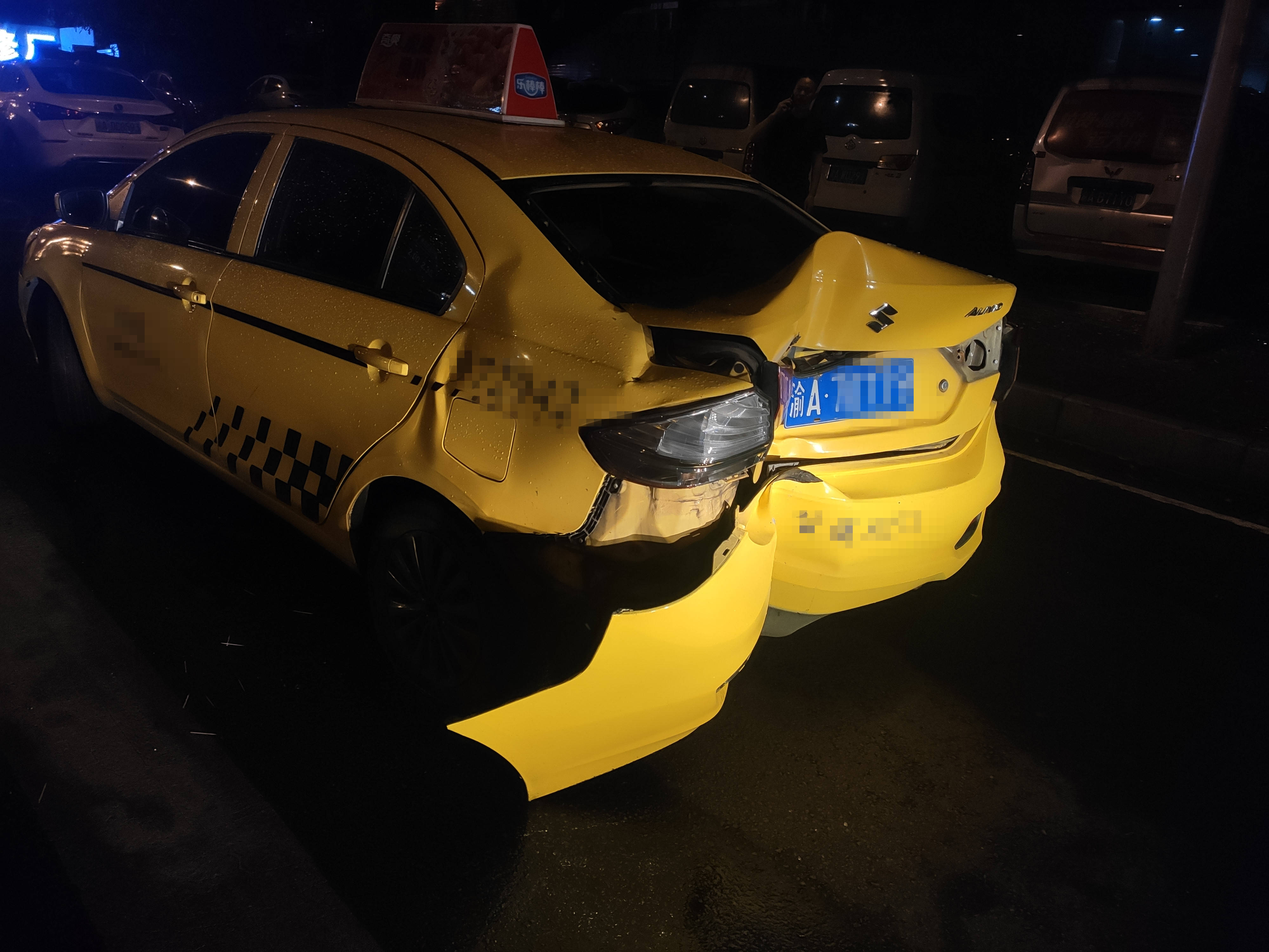 出租车爆胎加路滑撞上路灯杆 沙区交巡警提醒:雨天行车请注意安全!