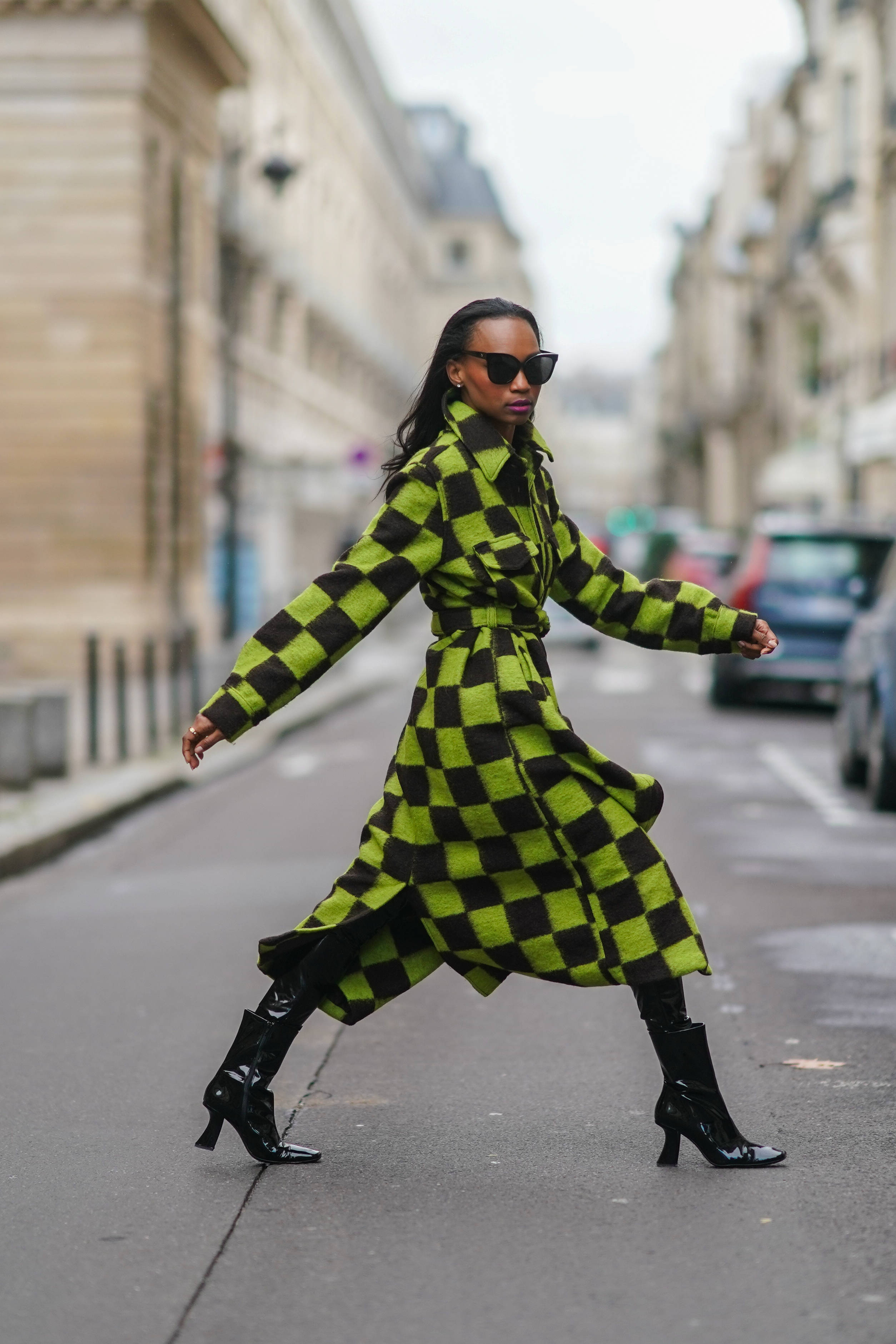 经典百搭棋盘格 穿出高级时尚感