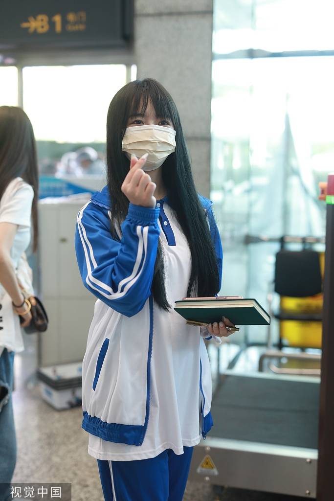 秦牛正威披肩发眉眼弯弯 穿校服拿书本少女感十足