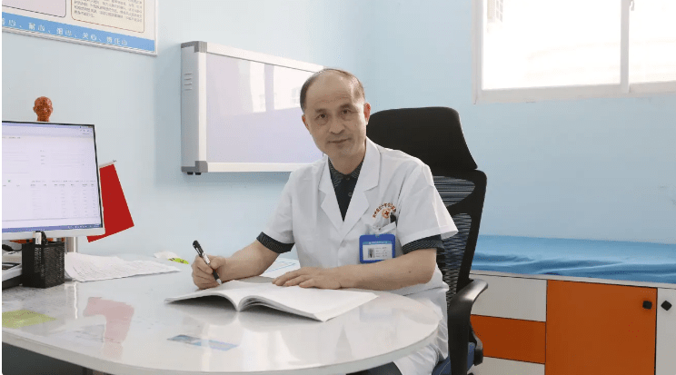 颜主任|贵州省红十字会儿童医院主任颜泽明：家长口中的好医生，孩子眼中的好爷爷