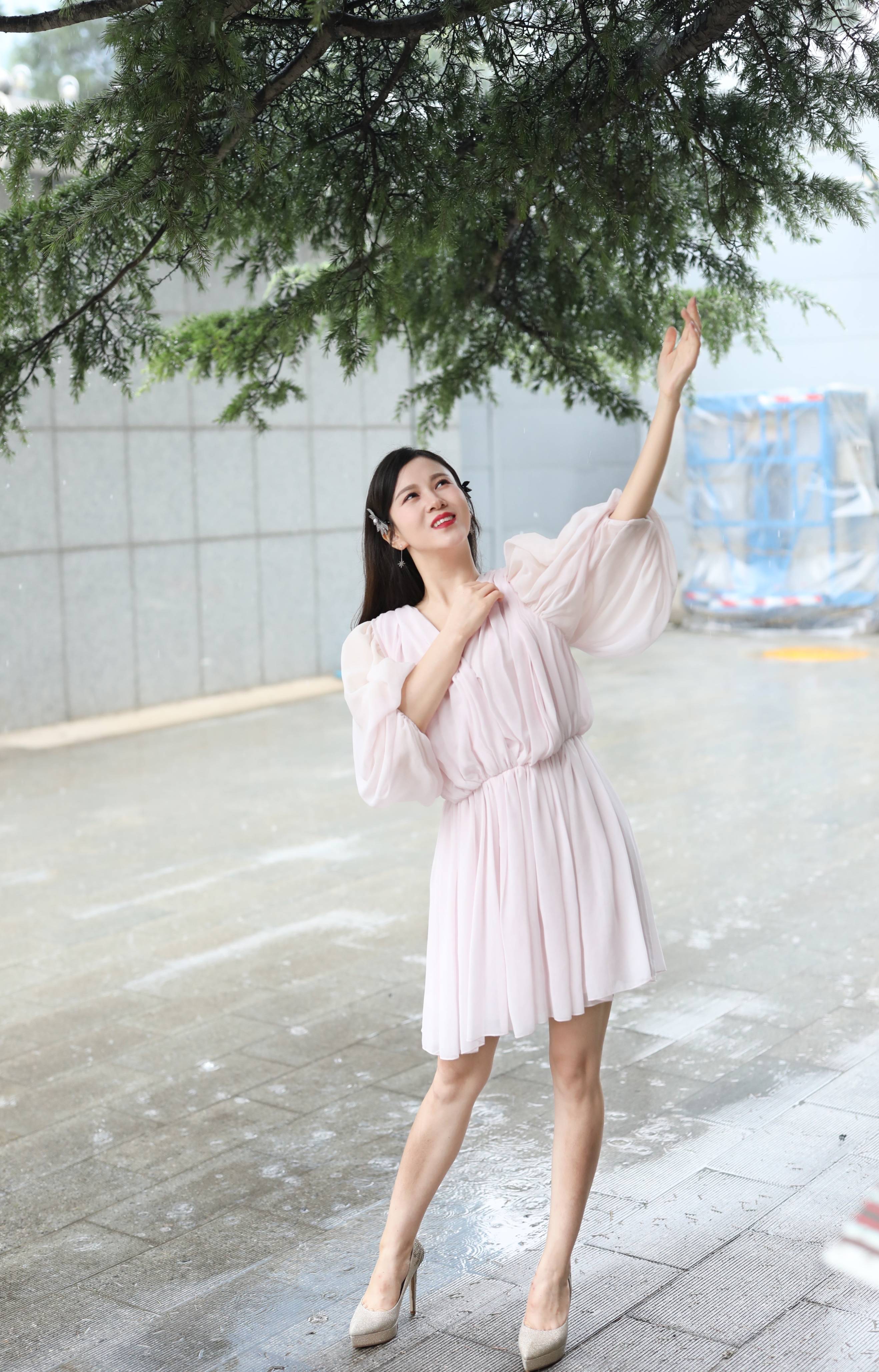 甜美系新生希希子来报道～近日,最美外交女主持人刘美希晒出一组工作