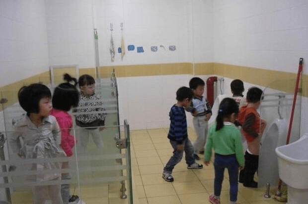 现实|为什么大多幼儿园厕所不分男女？老师给出三个理由，后两种很现实