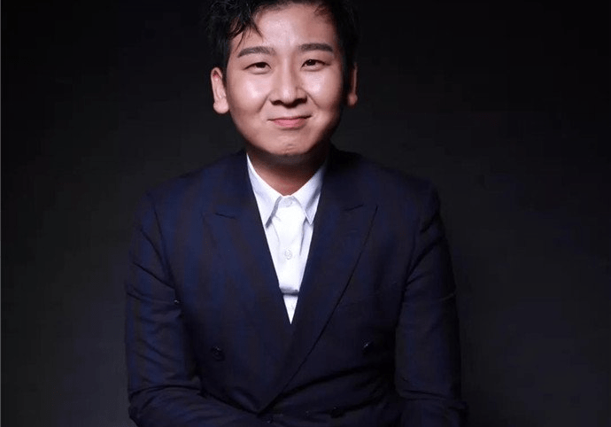 与曾志伟,吴孟达,张默等知名演员一起主演电视剧少年大钦差而备受关注