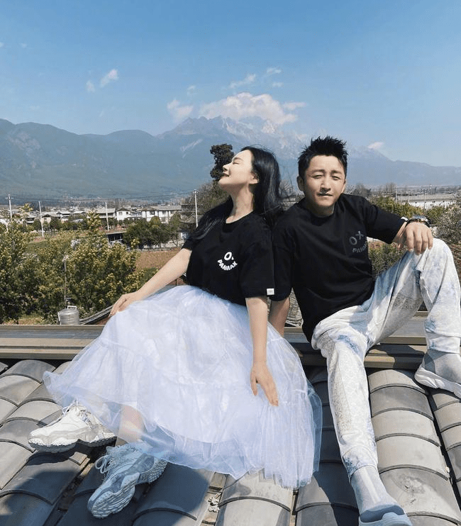 黑色|冉莹颖机场秀，印花连体裤舒适简约，大V领设计显瘦又显锁骨