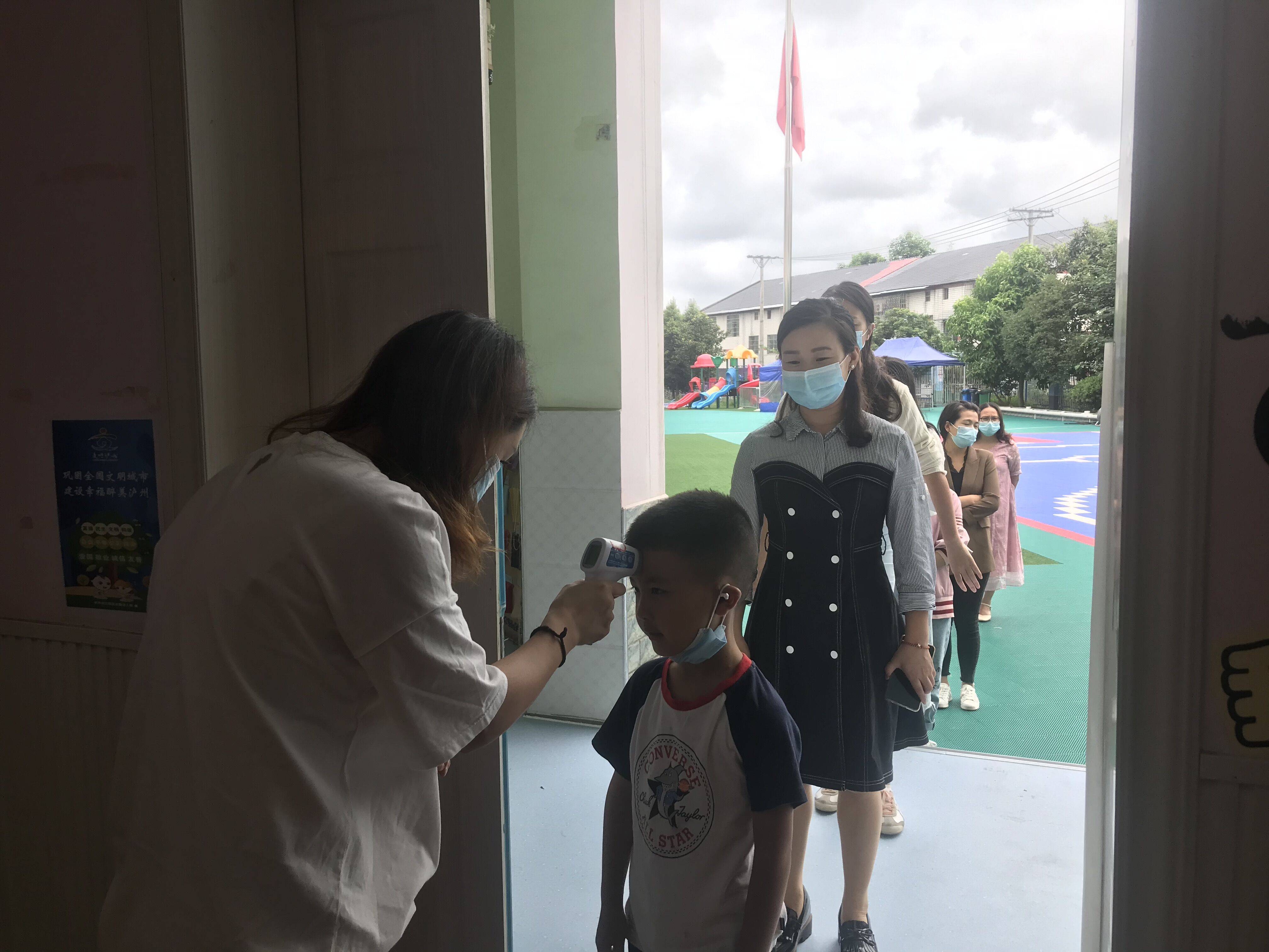 处置|江阳区石寨幼儿园开展返校复课疫情防控应急演练