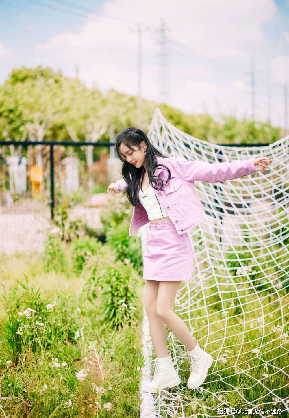 套装|吴宣仪,粉色套装,户外小清新,十分迷人