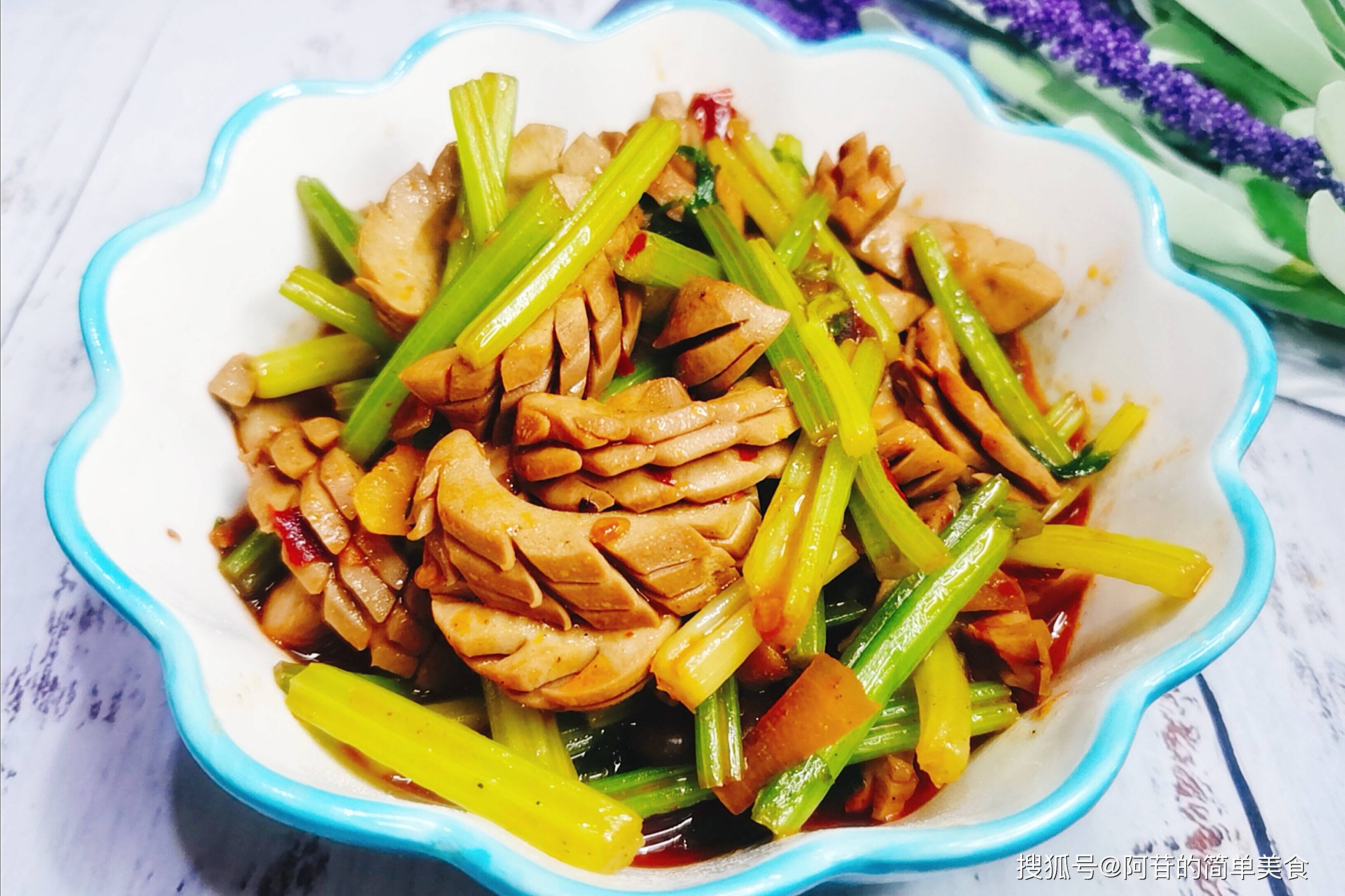 原创处理好的猪腰花,加点芹菜一起炒,又香又入味,一点不膻气