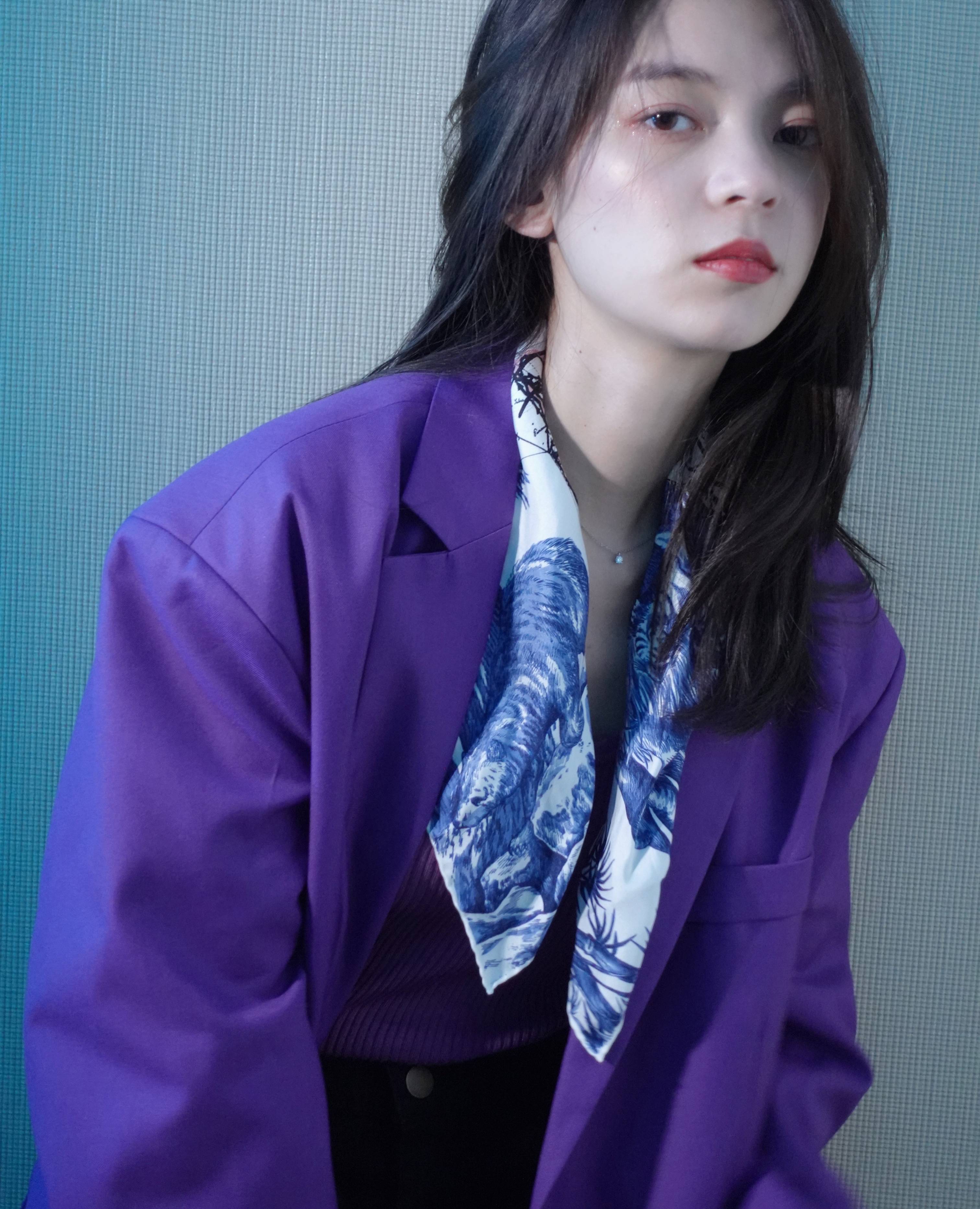 谢子然晒初秋酷飒穿搭 灵动演绎丝巾百搭法则