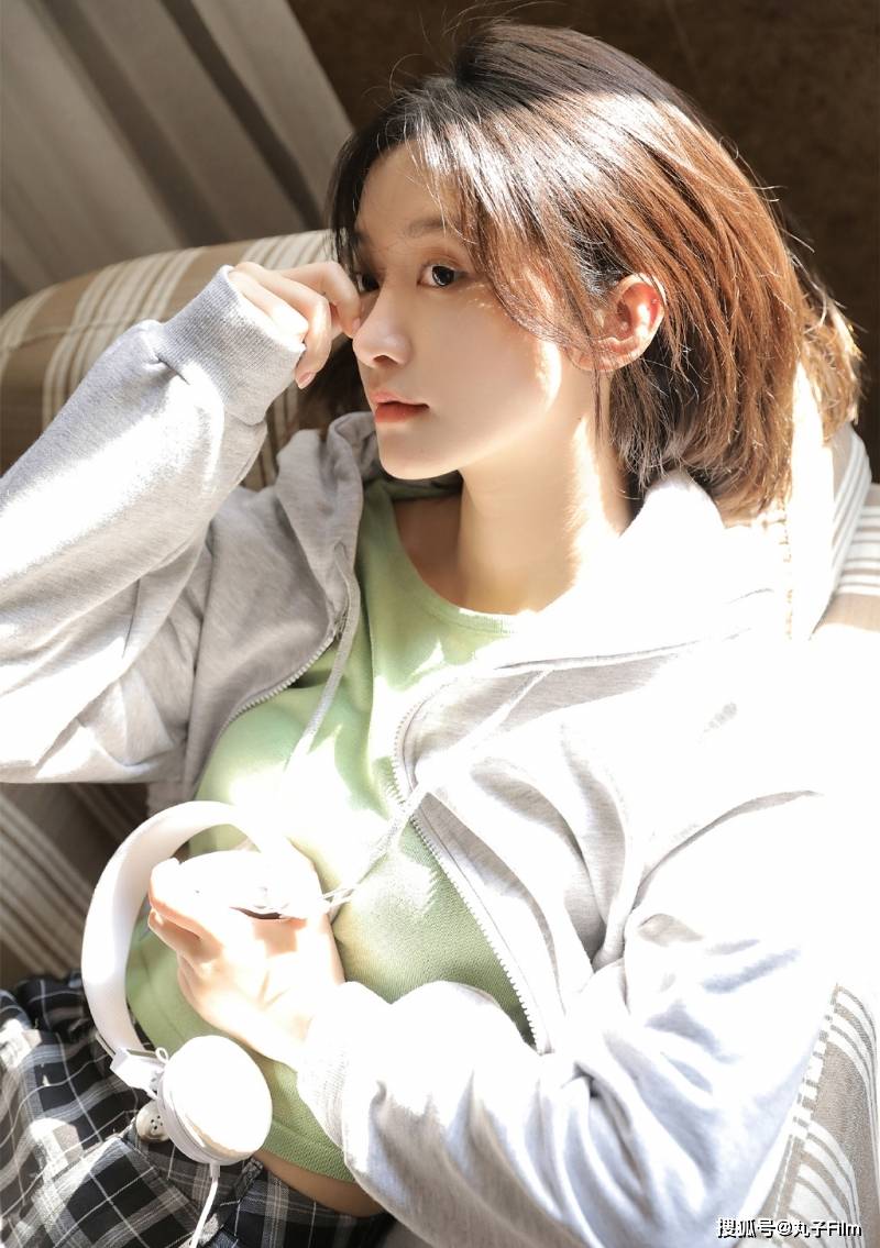 性感美女时尚写真:气质少女齐肩短发美丽大方,清纯甜美可爱迷人!